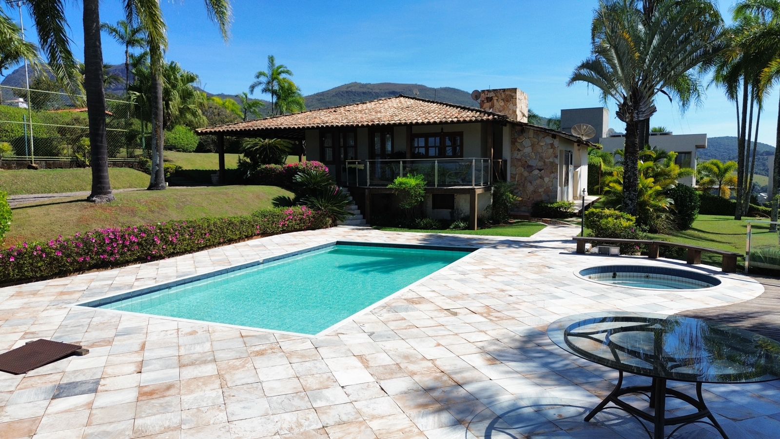 MANSÃO EM ESCARPAS DO LAGO - 3.000m² DE TERRENO | 04 QUARTOS | QUADRA | PISCINA | ÁREA GOURMET | CAPITÓLIO/MG — Imagem