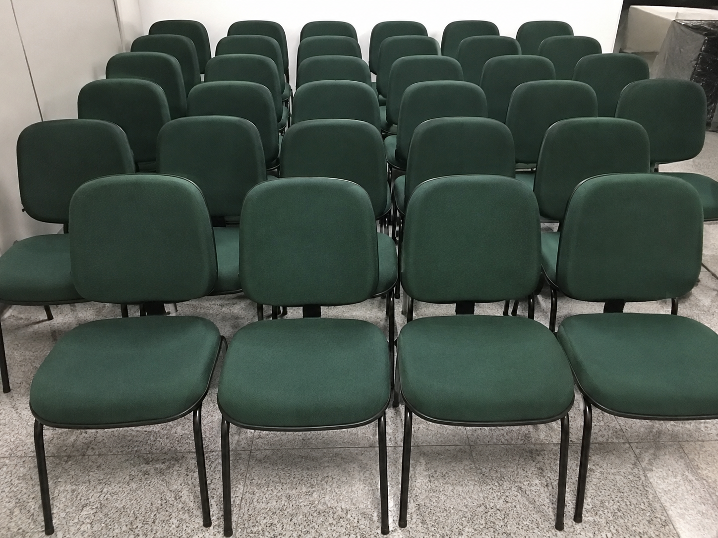 64 CADEIRAS DE ESCRITÓRIO FIXAS – ESTOFADO VERDE