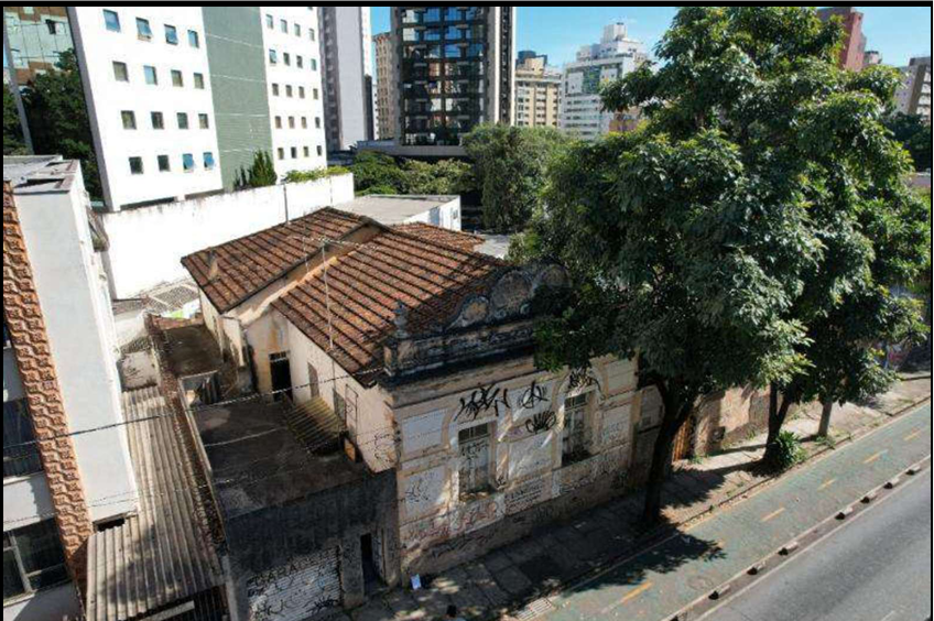 CASA RESIDENCIAL TOMBADA NA SAVASSI/FUNCIONÁRIOS - BH/MG | AV. PROFESSOR MORAIS | LOTE COM 467M² | ÁREA CONSTRUÍDA 281M² — Imagem